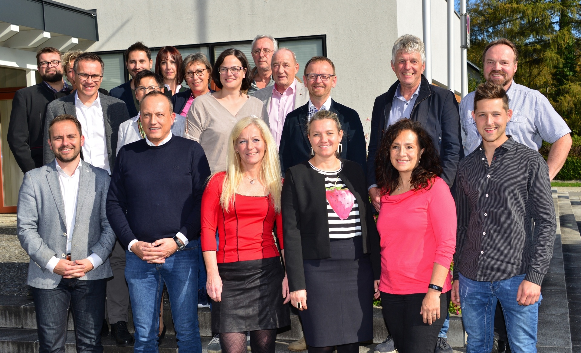 LEADER-Steuerungsgruppe: v. l. n. r. - vorne: Mario Brandmüller, LAbg. Bgm. Armin Forstner, MPA, Gisela Stolz, Dr.(in) Eva Stiermayr, Anahí Sulzbacher, Vbgm. Stefan Wasmer, MSc., 2. Reihe: Mag. Rainer Kienreich, Vbgm. Gertrud Roppl, Viktoria Brandner, Harald Haidler, Bgm. Hermann Watzl, Bgm. Hannes Andrä, hinten: Andreas Danner, Susanne Weissensteiner-Tunner, Mag. David Osebik, Sylvia Hofbauer, Elfriede Aster, Mag. Hartwig Strobl, Helmut Blaser