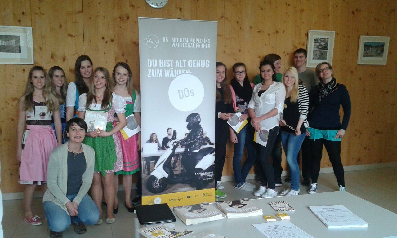 Die mobile Wahlkabine macht Halt in der Fachschule für Land- und Ernährungswirtschaft in Gröbming